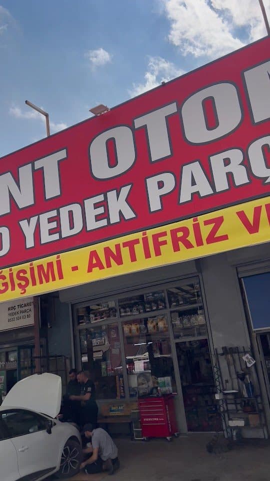 Dükkân önünde araç bakımı yapan ekibimiz