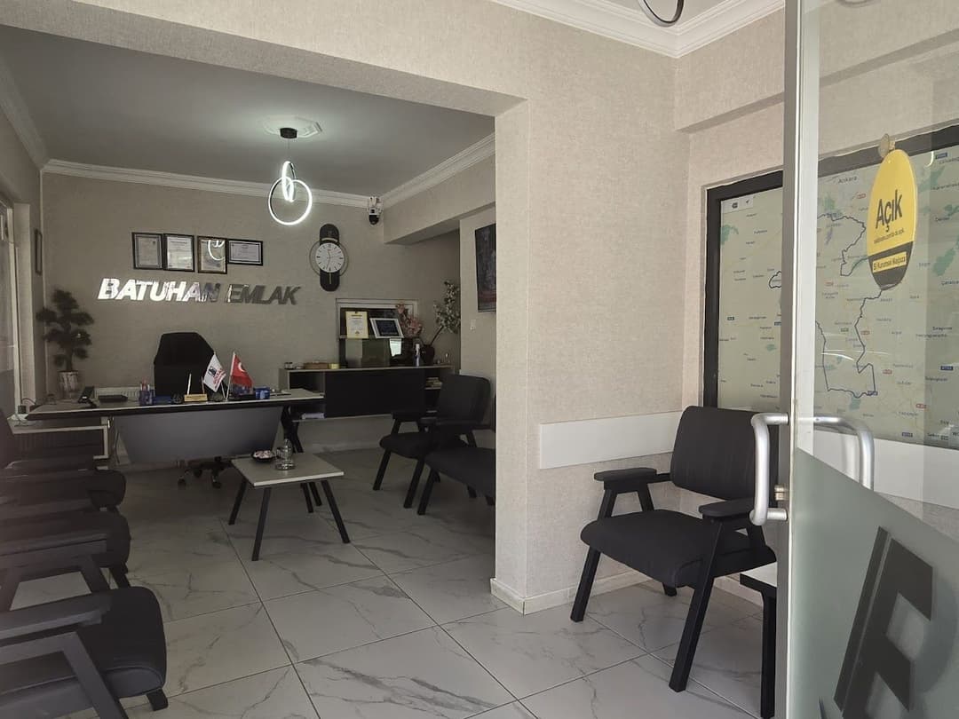 Ofis içi — danışmanlık masası ve karşılama alanı