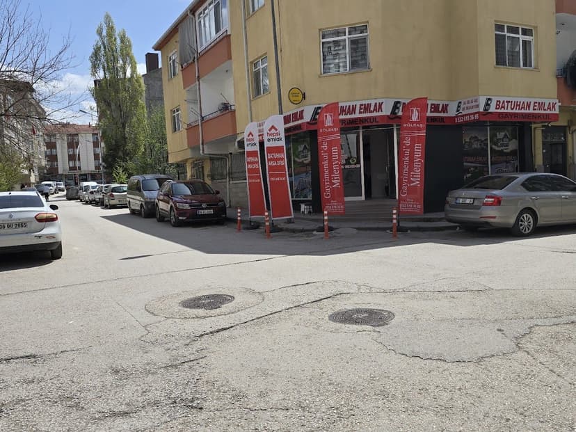 Köşe dükkân ve tabela, sokak görünümü