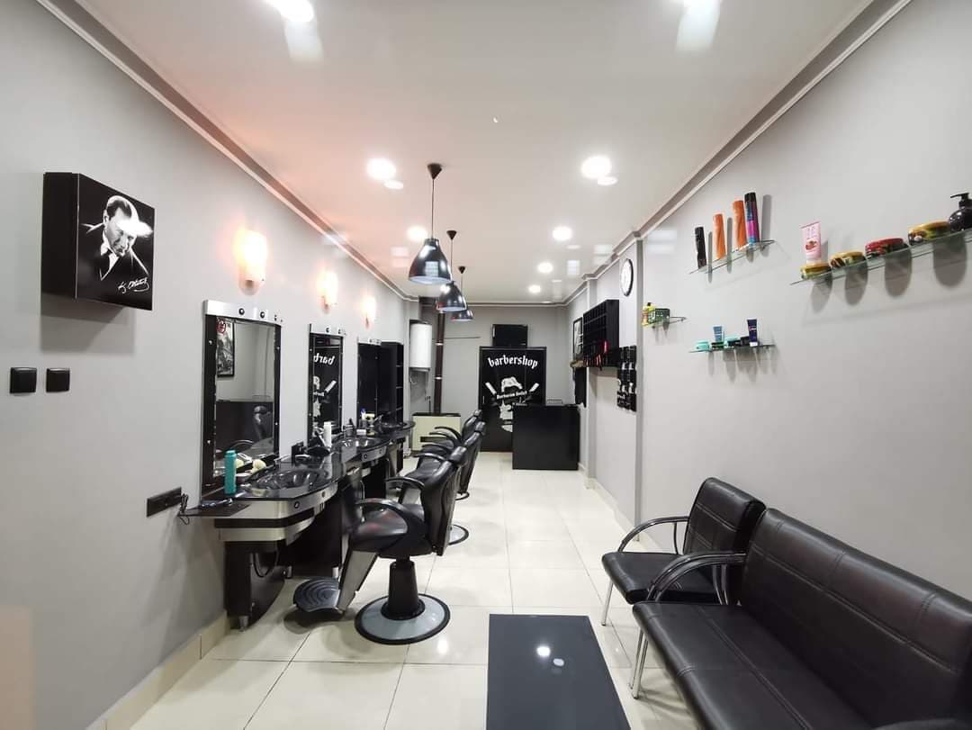 Salon iç görünümü — berber koltukları ve ayna bölümü