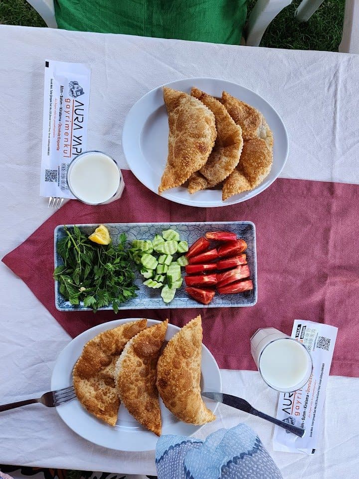 Çiğ börek ve kahvaltı tabağı