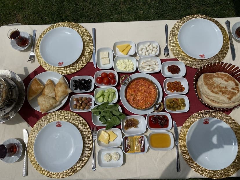 Serpme köy kahvaltısı sofrası — Beymet Beyhan Abla'nın Yeri
