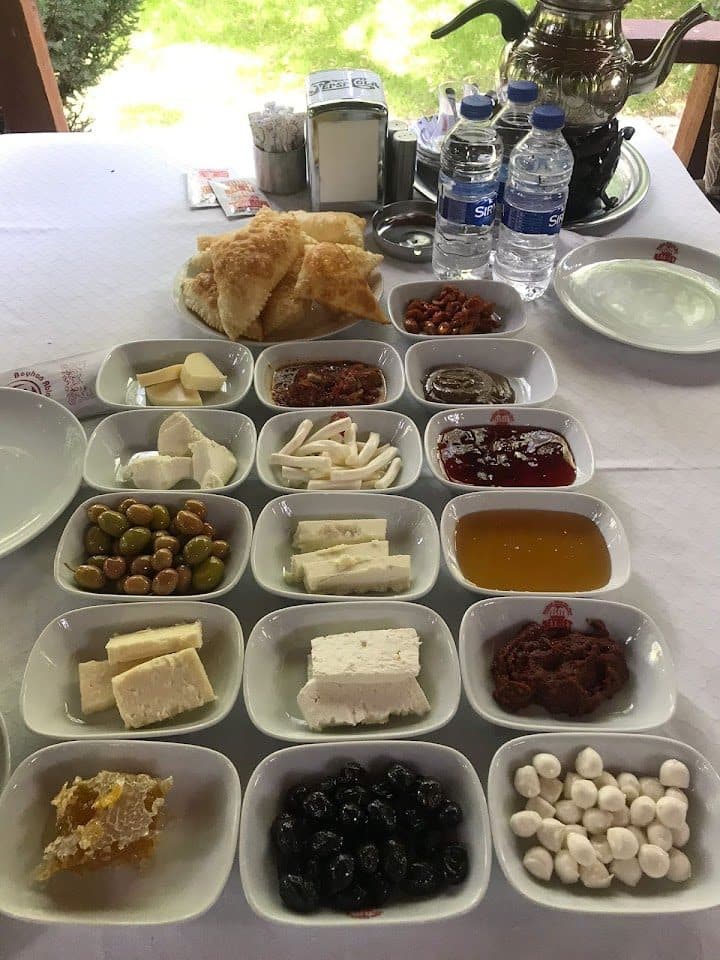 Bahçede serpme kahvaltı masası