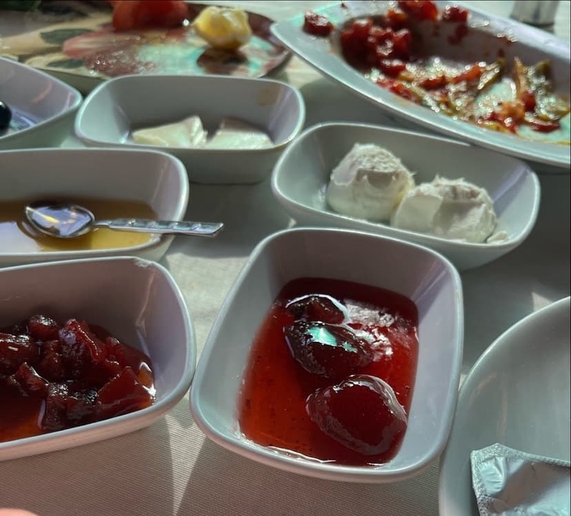 Ev reçelleri ve kahvaltı tabakları