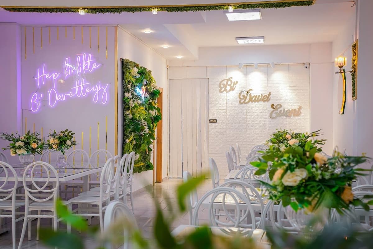 Bi'davet Davet Evi salonu — "Bi' Davet Event" panosu ve çiçekli dekor