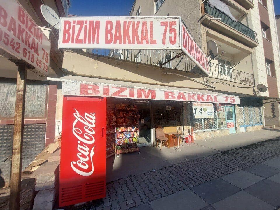 Bizim Bakkal 75 dükkân cephesi ve tabelası