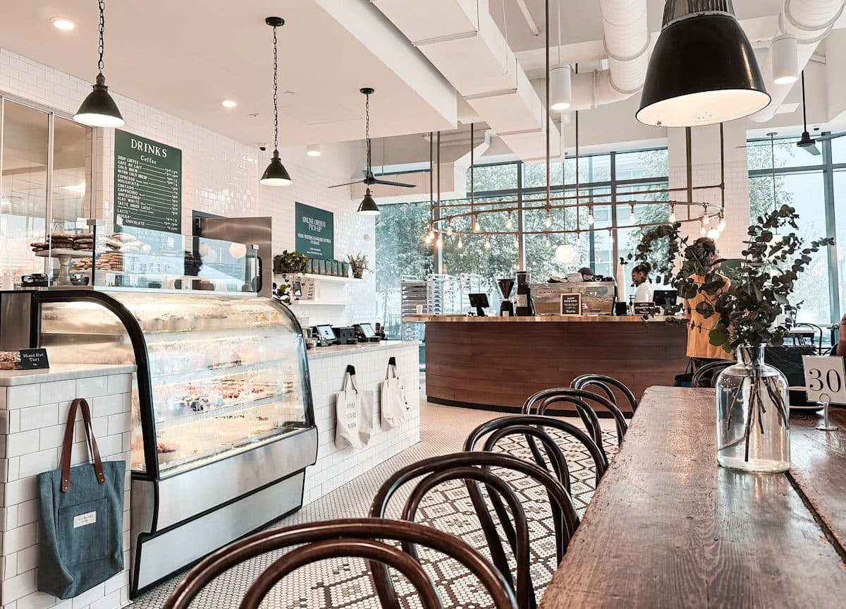 Sıcak ve samimi kafe ortamı (temsili görsel)