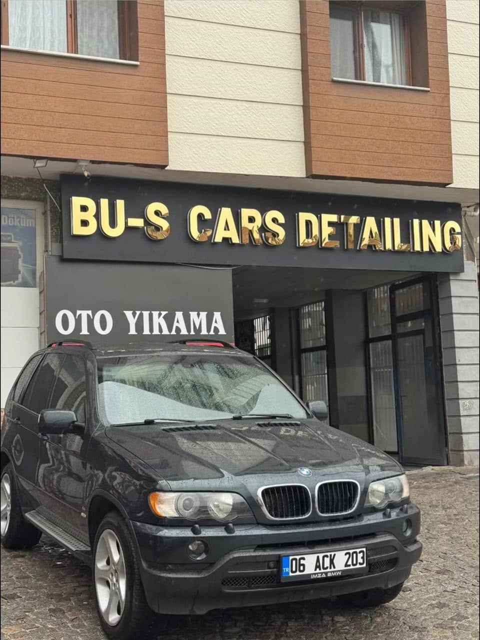 BU-S CARS DETAİLİNG tabelası ve mağaza cephesi