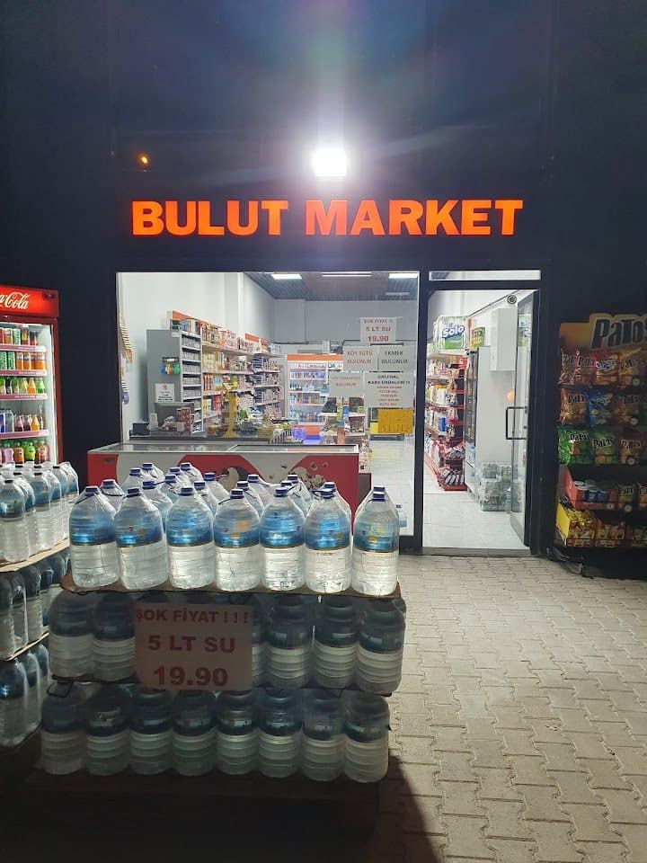 Gece açık Bulut Market ve su standı