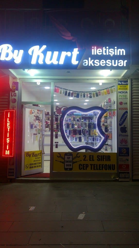 ByKurt İletişim dükkân cephesi (gece)