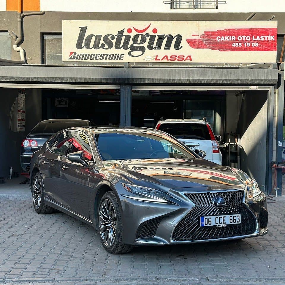 Çakır Oto Lastik dükkan cephesi (Bridgestone / Lassa bayisi)