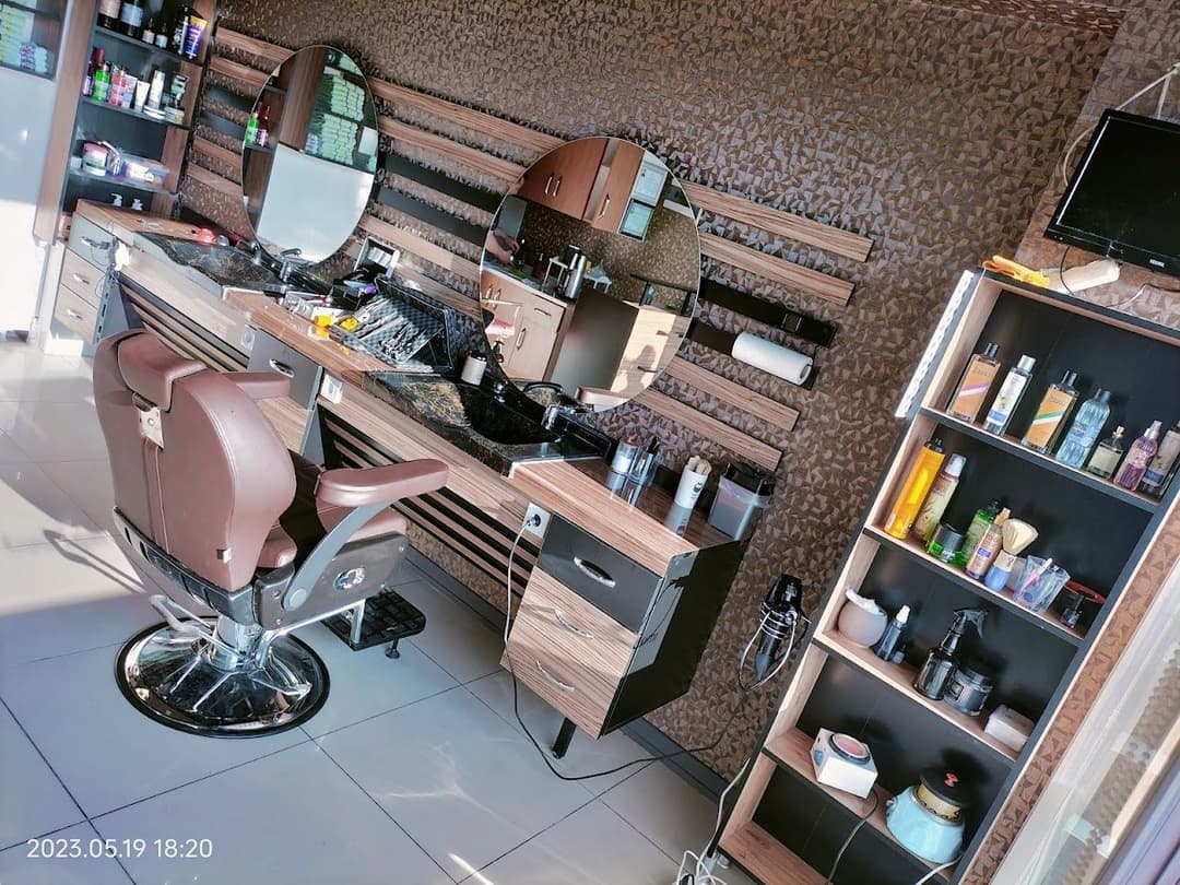 Salon içi — bakım ürünleri ve çalışma alanı