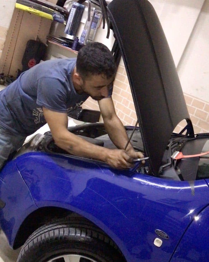 Ustamız araç motoru üzerinde çalışırken — Canlar Auto Performance