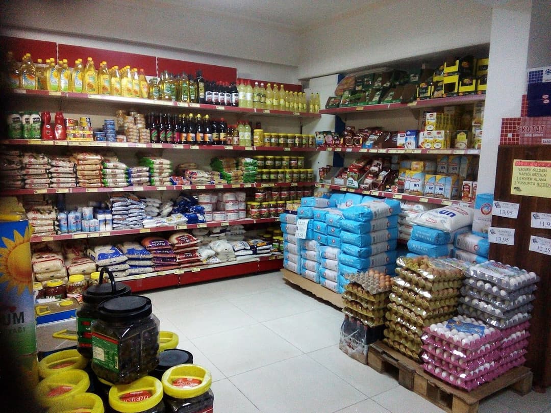 Dolu raflar ve geniş ürün çeşidiyle market içi