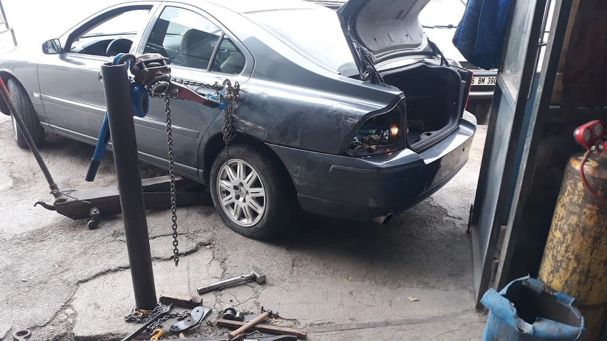Atölyede kaporta onarımı yapılan araç — Çiçek Kaporta