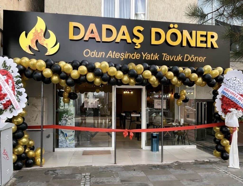 Dadaş Döner dükkân cephesi — Odun Ateşinde Yatık Tavuk Döner