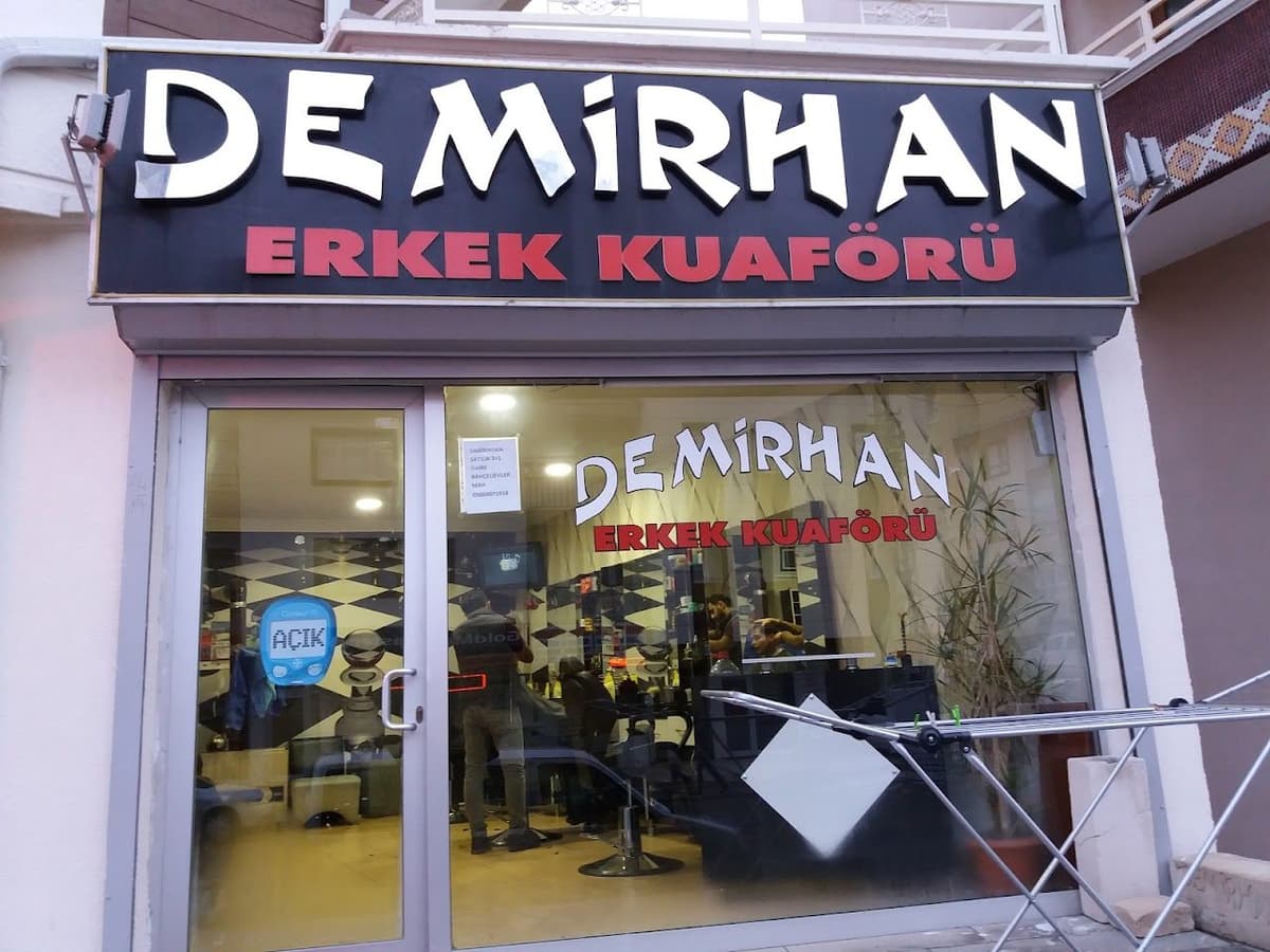 Demirhan Erkek Kuaförü dükkân görünümü