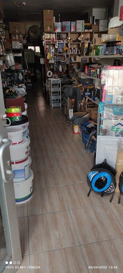 Dükkân içi — hırdavat, boya ve tesisat rafları