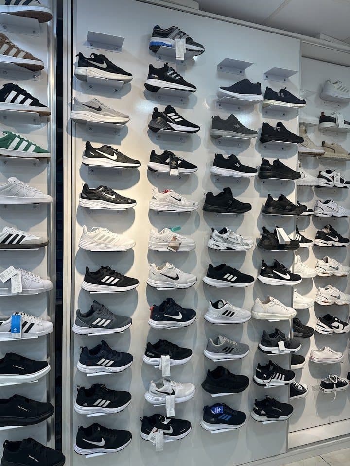 Sneaker ve günlük ayakkabı raflarından