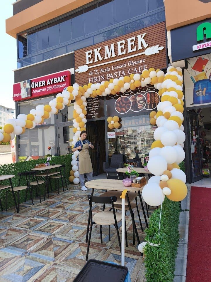 Ekmeek – Fırın Pasta Cafe dükkân görünümü