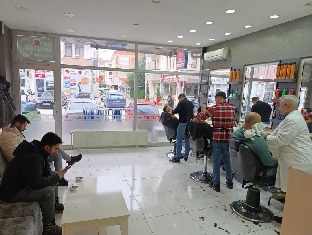 Berber salonunun iç görünümü — hizmet sırasında
