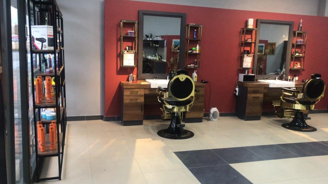 Salon iç mekanı — kuaför koltukları ve ürün rafları