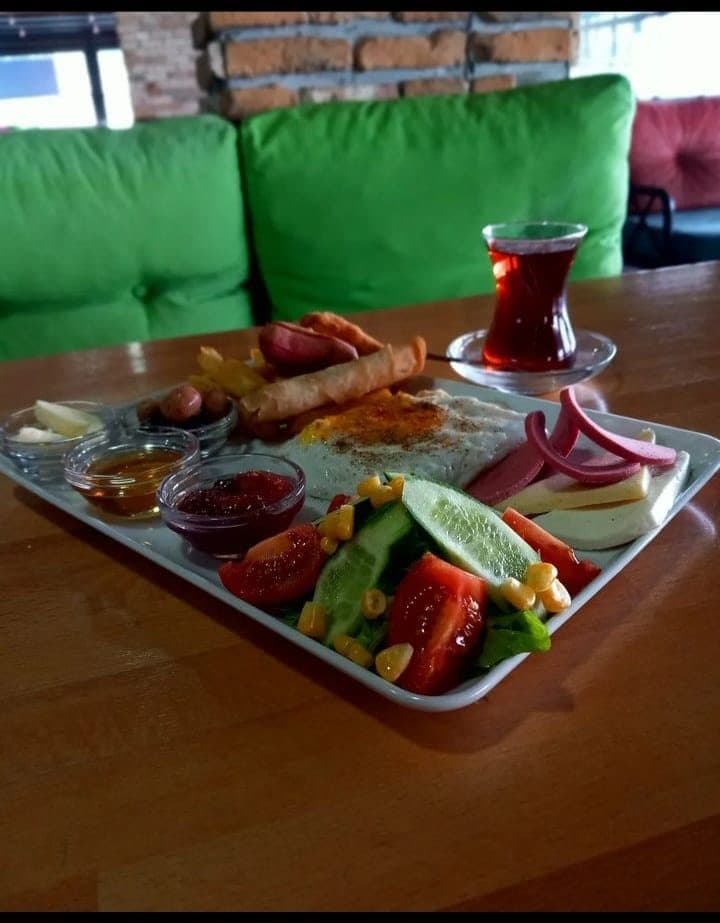 Serpme kahvaltı tabağı ve çay