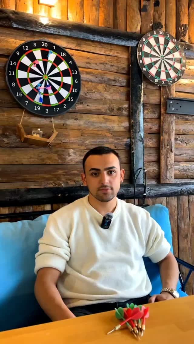 Ahşap dokulu oturma köşesi ve dart alanı