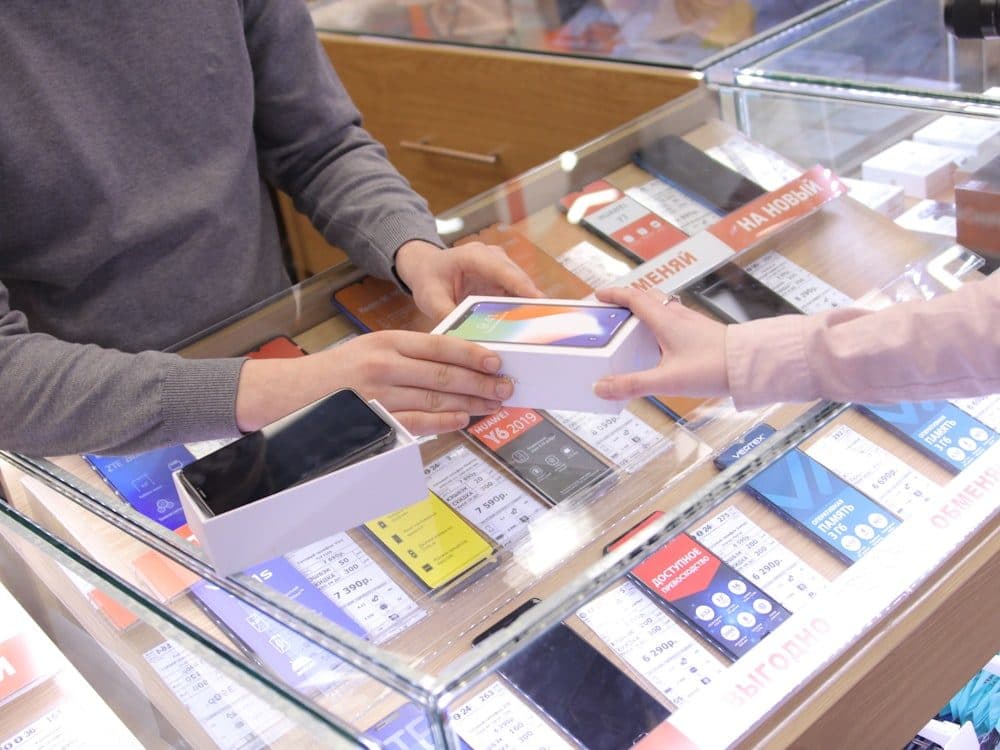 İletişim mağazasında telefon reyonu (temsili görsel)