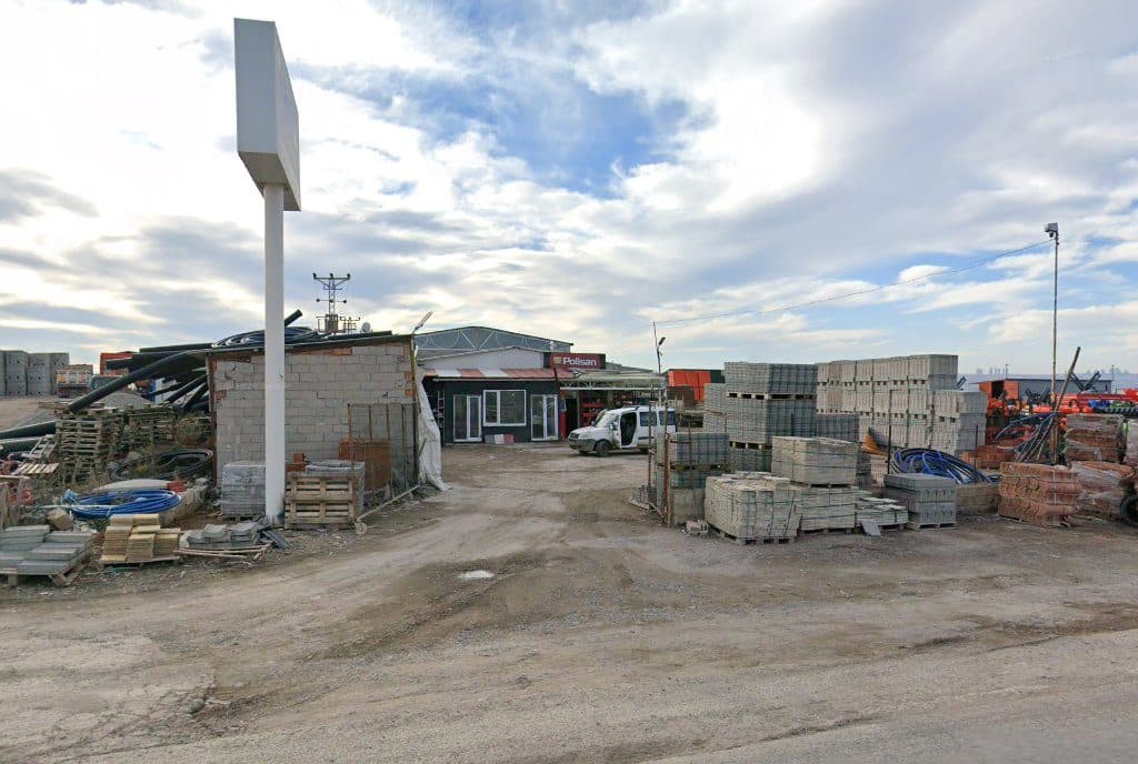 Enka Yapı Malzemeleri — yol üzerindeki depo ve satış alanı (Google Street View)