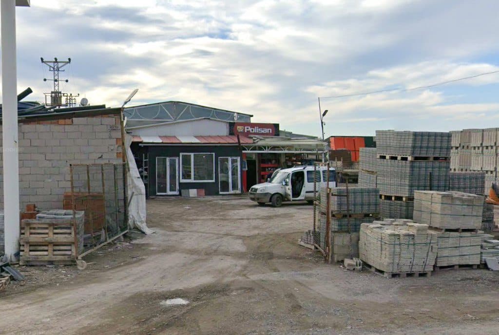 Mağaza girişi ve stoklu yapı malzemeleri (Google Street View)