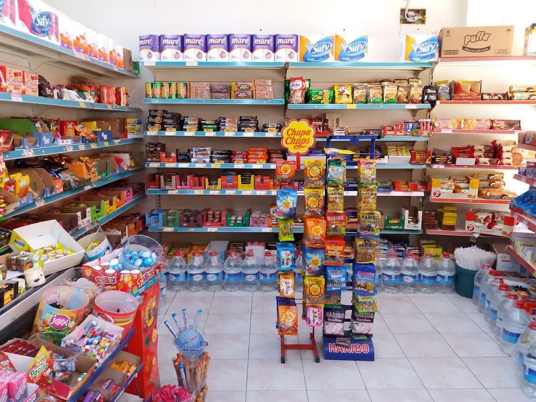 Market içi raflar — paketli gıda, içecek ve su