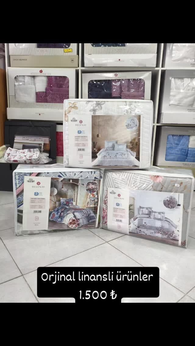 Mağazada raflarda nevresim ve yatak takımları
