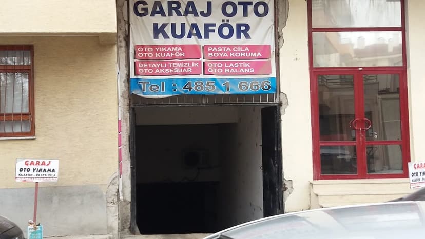Garaj Oto Kuaför dükkân girişi
