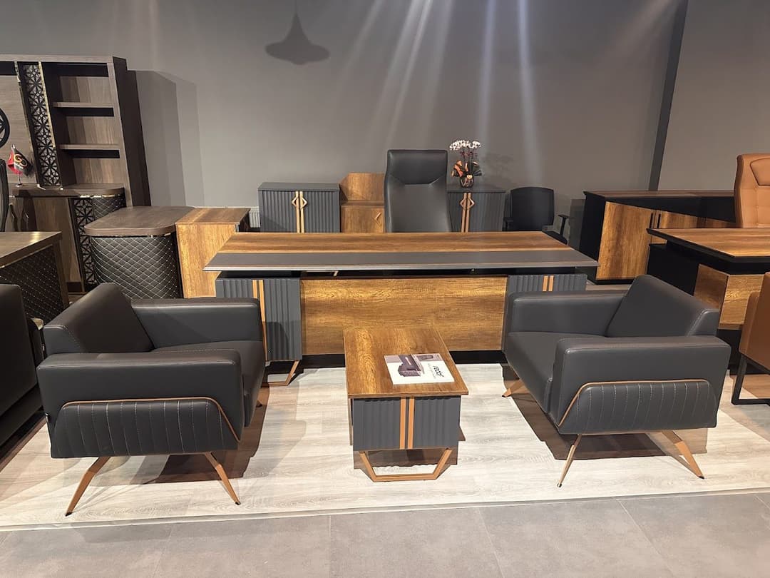 Showroom'da yönetici masa takımı ve oturma grubu