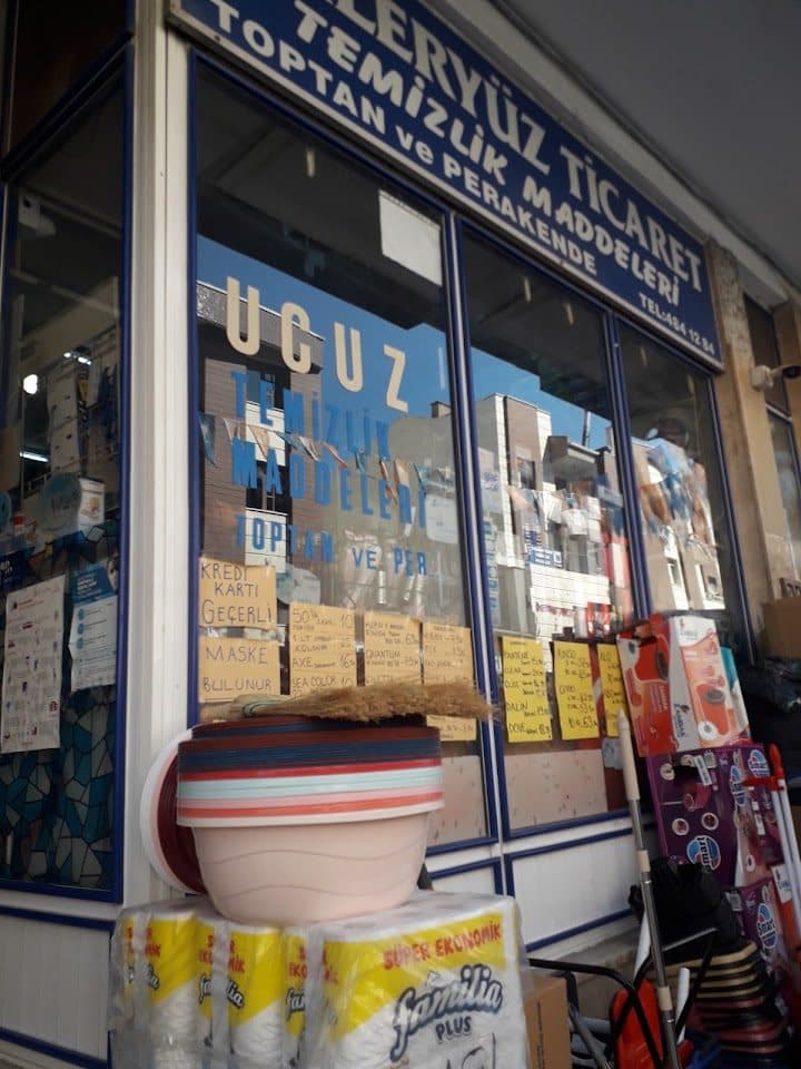Güleryüz Ticaret mağaza vitrini — toptan ve perakende temizlik maddeleri