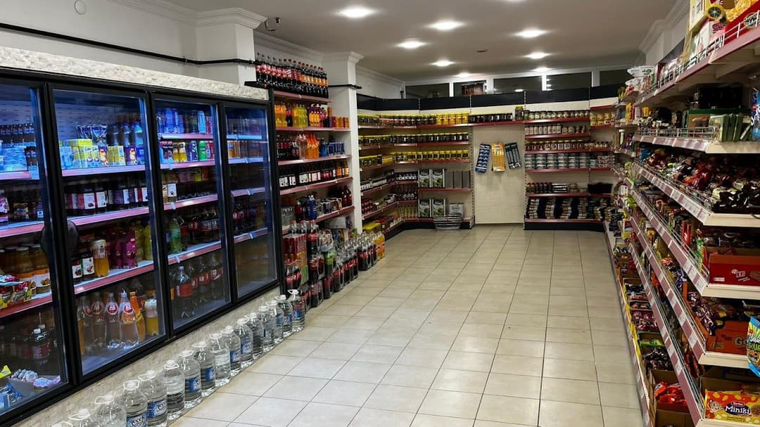Dükkân içi — içecek dolapları ve raflar