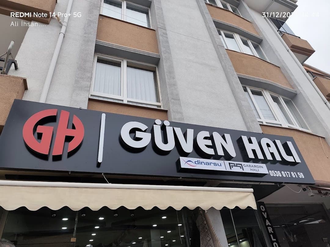 Güven Halı tabelası ve dükkan girişi