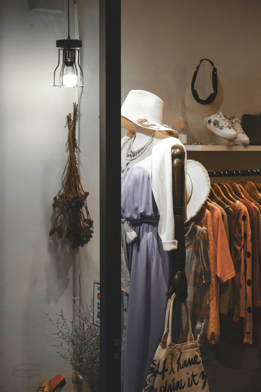 Butik vitrin ve aksesuar düzeni (temsili görsel)