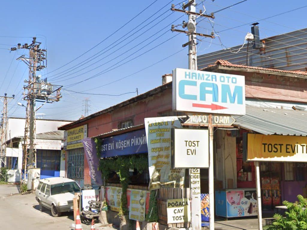 Hamza Oto Cam tabelası — dükkân cephesi (Google Street View)