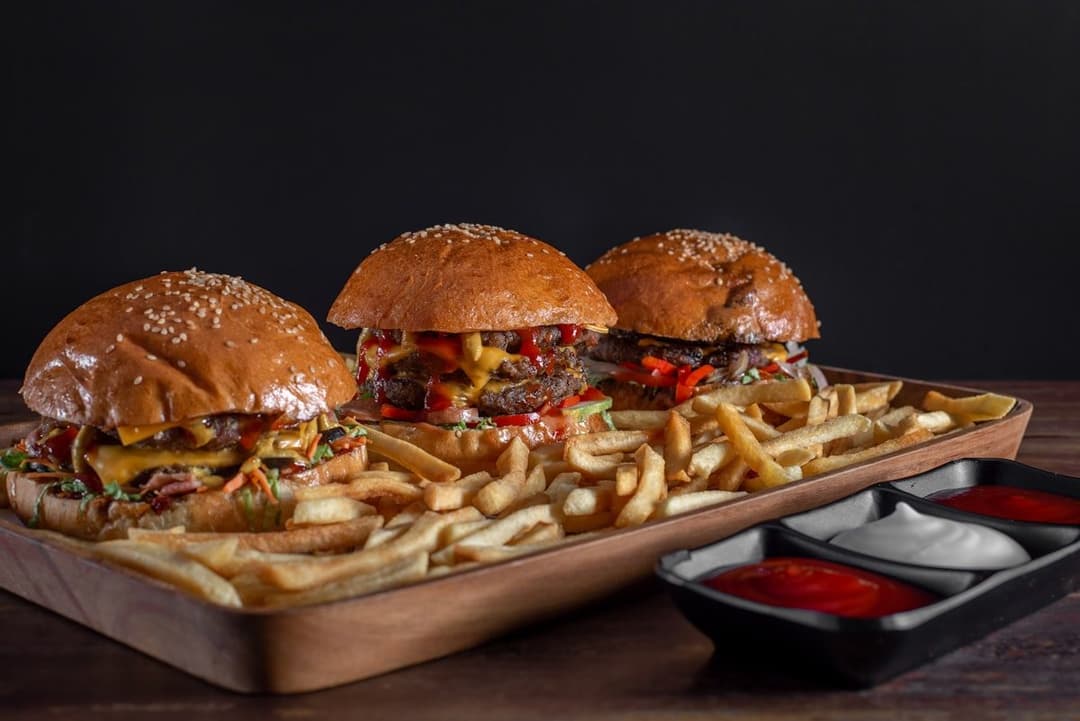 Burger ve patates tepsisi (temsili görsel)