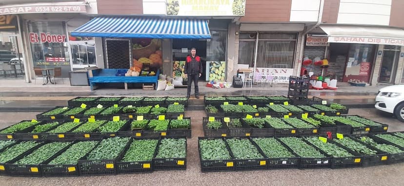 Hisarlıkaya Manavı dükkân önü ve günlük taze sebze standı