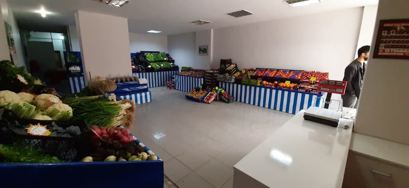 Hisarlıkaya Manavı mağaza içi — taze sebze ve meyve reyonu