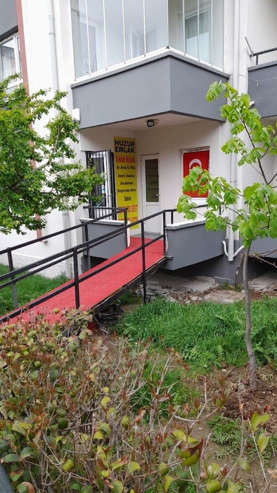 Huzur Emlak ofis girişi ve tabelası (Google Haritalar)