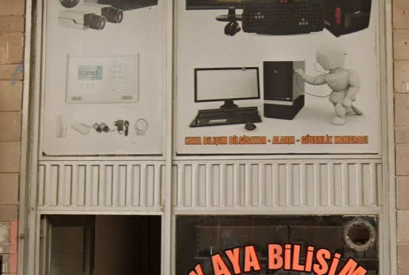 Kaya Bilişim tabelası — bilgisayar, alarm, güvenlik kamerası hizmetleri (Google Street View)