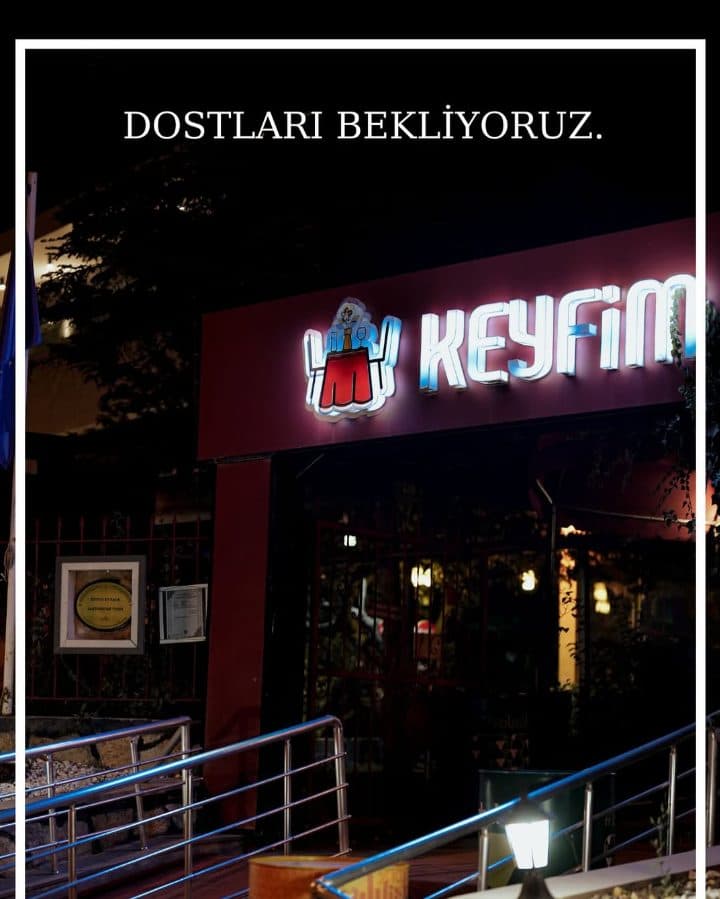 Keyfim Et Balık tabela ve giriş, gece görünümü