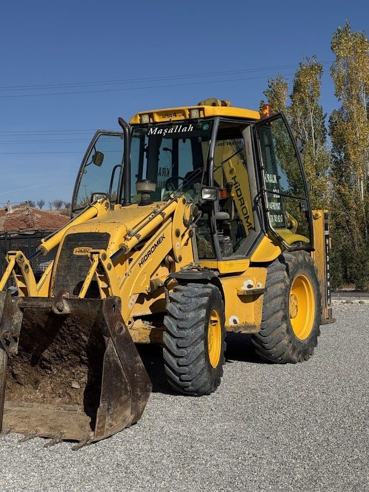 Hidromek kazıcı yükleyici — kazı işi başında