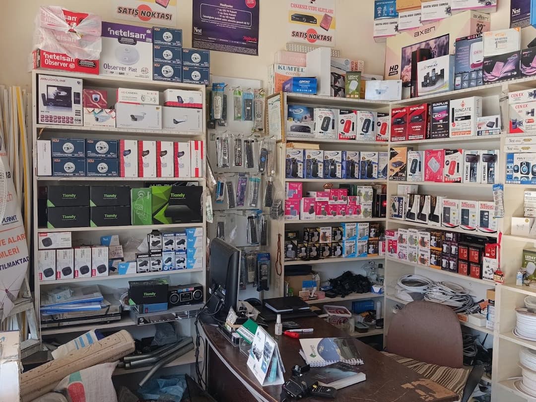 Dükkân iç mekan — uydu ve elektronik ürün rafları