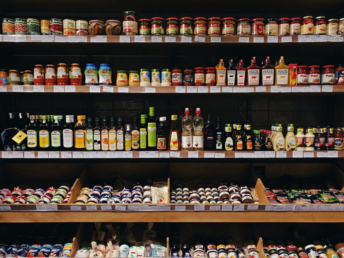 Market raflarında baharat ve konserve çeşitleri (temsili görsel)