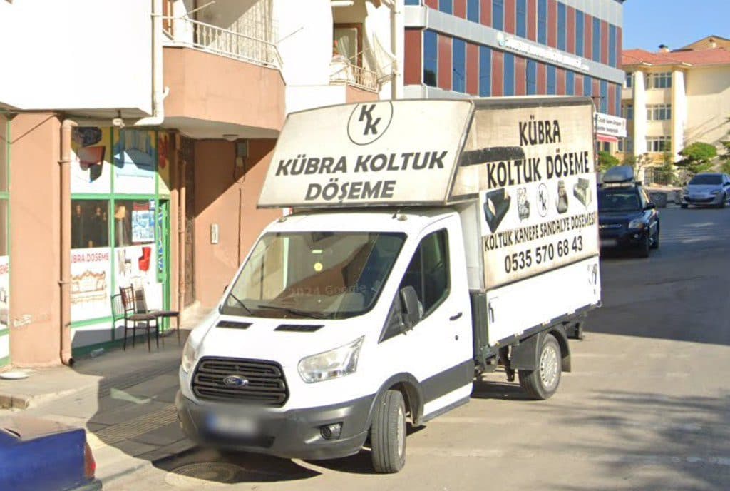Kübra Koltuk Döşeme dükkânı ve servis aracı (Google Street View)